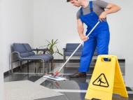 Sprzątanie biur - mycie podłogi